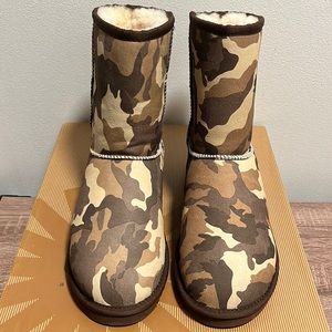 UGG Kids Classic Brown short Camo Size 5 ( Big kids)